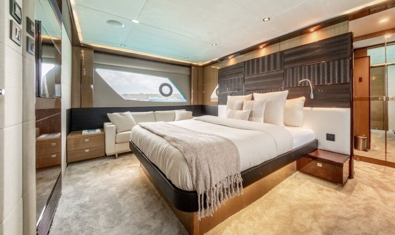 (2015) Princess V72 – BLISS